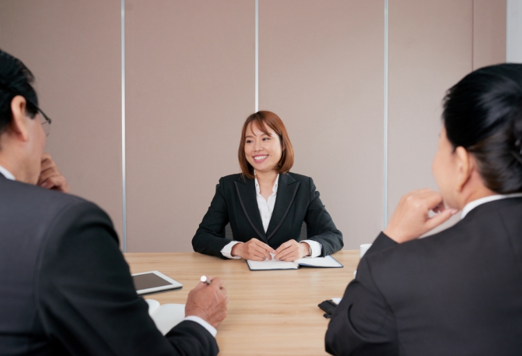 confident-asian-businesswoman-sitting-meeting-office-smiling